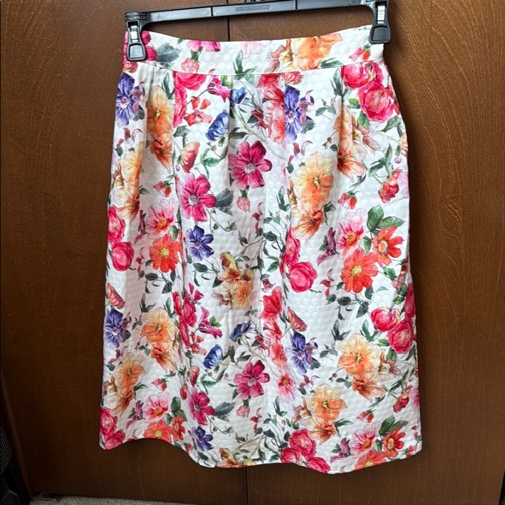 Romeo + Juliet NWT Textured Floral Print Ivory White Background Skirt Sz M